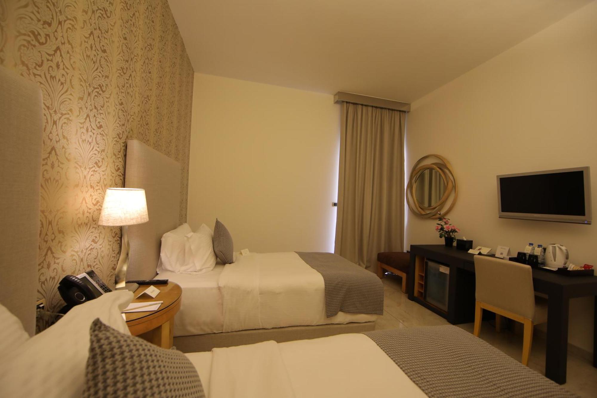 Riviera Hotel And Beach Lounge, Beirut Bagian luar foto