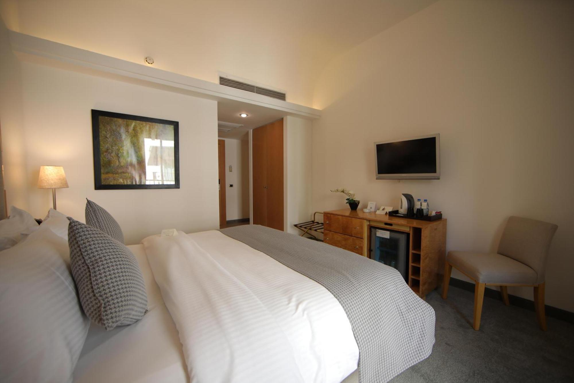 Riviera Hotel And Beach Lounge, Beirut Bagian luar foto