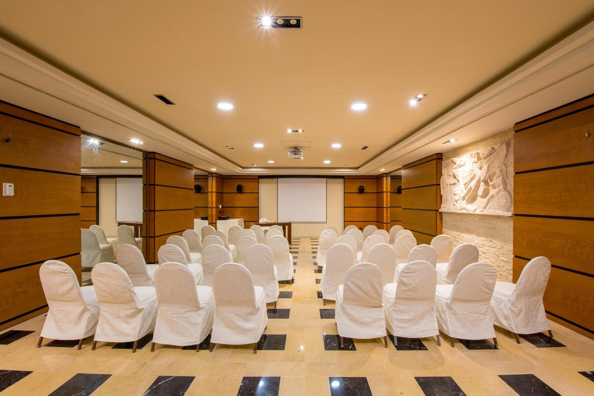 Riviera Hotel And Beach Lounge, Beirut Bagian luar foto