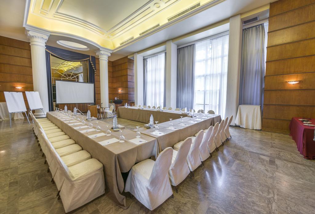 Riviera Hotel And Beach Lounge, Beirut Bagian luar foto